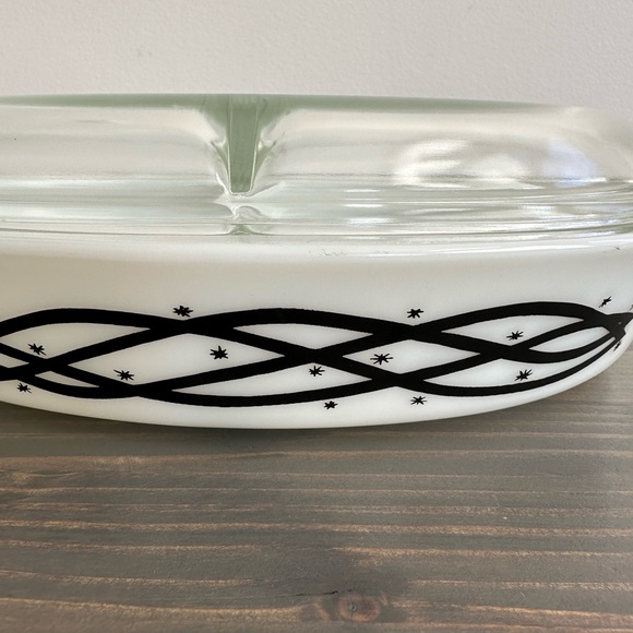 Vintage 1958 PYREX split dish 🖤🤍
Barbed wire 1.5 quart with lid - Picture 4 of 13